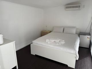 Cozy Budget Studio with Private Bath Backyard at Werribee - 2