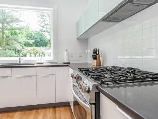 3 Bedroom Modern Home Downtown - 1