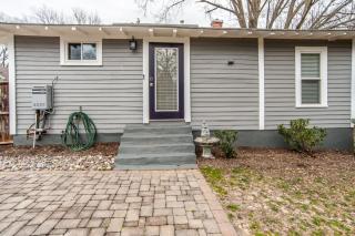 2 Bedroom Bungalow in Five Points Near Downtown - 2
