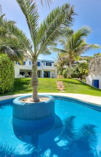 It has a walking path on the back that takes you to the ruins - Isla Mujeres - 8