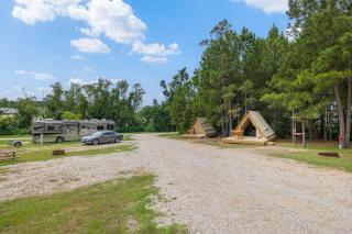 Cozy Lakeside Glamping Escape by Lake Livingston - 3