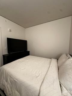 Modern 2 Bedroom with City and Water Views - Seattle - 4