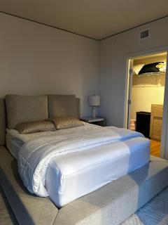 Modern 2 Bedroom with City and Water Views - Seattle - 9