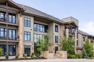 Unbeatable Location, Sleeps 5, Ski Access Across the Street, Large Hot Tub, Walk to the Lift - Park City - 2