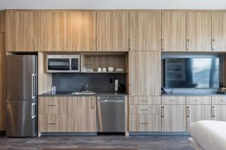 New Building, Contemporary Interiors, Game Room, Shared Pool, Minutes from Fine Dining - 7