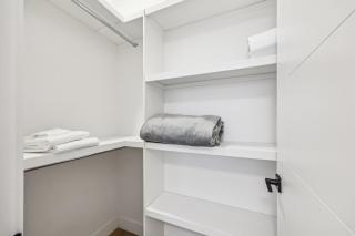 Ultimate Group Stay, 3 King Beds, 2 Suites - Calgary - 1
