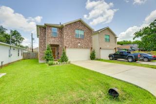 Yard and Pergola Home 5 Mi to Dtwn Houston! - Houston - 8