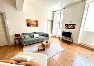 Louisa - Spacieux en Plein centre - Places gratuites - 1er étage - 9