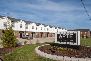 Arte Luxury Townhomes B1 I Comfy 2 Bed 25 Bath - Oak Grove - 1