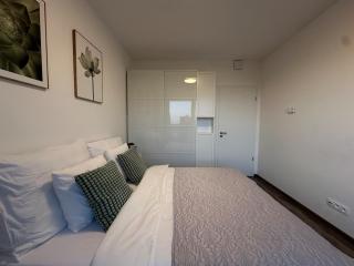 Cozy Modern Apartment, 20 mins to Center - Prague - 7
