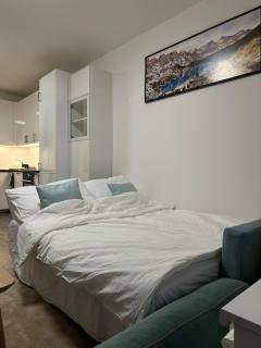 Cozy Modern Apartment, 20 mins to Center - Prague - 1