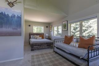 Cedar Creek Chalet - Snowmobilers Dream - Hot tub - 1