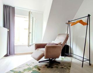 Flair Apartments 'FACHWERK & FLAIR' - Altstadt-Apartment 78 qm für Urlaub oder Geschäftsreise, Innenstadtlage, ruhig, modern, 900 m Bahnhof, 24 Std Check-in, WLAN, Streaming, Küche, Regendusche, 2 x Doppelbett, direkt am neuen Markt in der Altstadt - 3