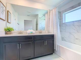 Family Oasis with Private Pool and access to 2 clubhouses - Free Waterpark - 3