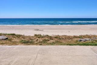 Oceanfront Condo - Easy Beach Access - Pool and Hot Tub - 5