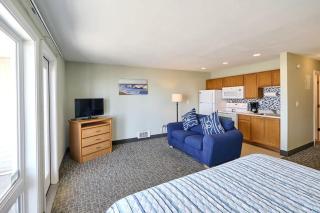 Oceanfront Studio - Ground Floor - King Bed - Easy Beach Access - Pool & Hot Tub - Lincoln City - 3