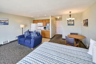 Oceanfront Studio - Ground Floor - King Bed - Easy Beach Access - Pool & Hot Tub - Lincoln City - 2