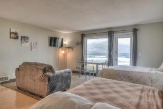 Ground Level Oceanfront Studio - Full Kitchen - Easy Beach Access - Pool & Hot Tub - 0