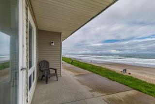 Ground Level Oceanfront Studio - Full Kitchen - Easy Beach Access - Pool & Hot Tub - 7