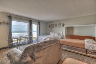 Ground Level Oceanfront Studio - Full Kitchen - Easy Beach Access - Pool & Hot Tub - 1