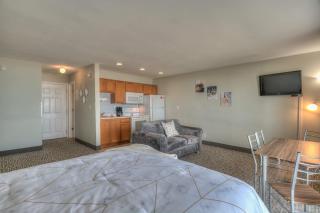 Ground Level Oceanfront Studio - Full Kitchen - Easy Beach Access - Pool & Hot Tub - 2