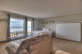 Ground Level Oceanfront Studio - Full Kitchen - Easy Beach Access - Pool & Hot Tub - 2