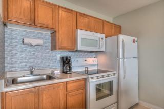 Ground Level Oceanfront Studio - Full Kitchen - Easy Beach Access - Pool & Hot Tub - 9