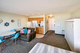 Beachfront Condo - Ground Floor - Ocean Views - Pool & Hot Tub - 4