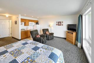 Oceanfront Condo - Beach Access - King Bed & Full Kitchen - Pool and Hot Tub - 9