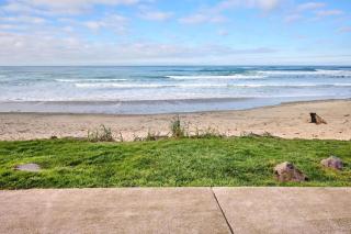 Oceanfront Condo - Beach Access - King Bed & Full Kitchen - Pool and Hot Tub - 6