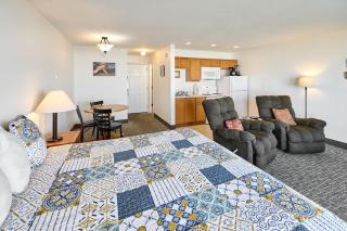 Oceanfront Condo - Beach Access - King Bed & Full Kitchen - Pool and Hot Tub - Lincoln City - 1