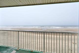 Fireplace Studio - Ground Level - Beach Access - Pool & Hot Tub - 7
