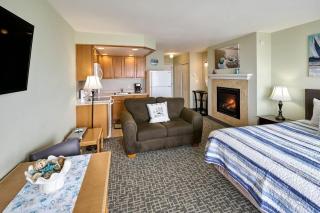 Fireplace Studio - Ground Level - Beach Access - Pool & Hot Tub - 2