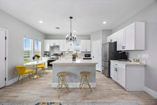 2BD-2BA Houston Home Central Modern Fun - 8