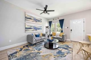 2BD-2BA Houston Home Central Modern Fun - 5