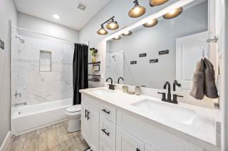Houston Central Cozy & Fun 2BD-2BA Home - 1