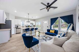 4BD-4BA Houston Central Modern w Backyard - 0