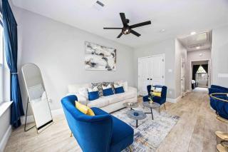 4BD-4BA Houston Central Modern w Backyard - 4