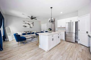 4BD-4BA Houston Central Modern w Backyard - 3