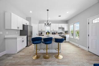 4BD-4BA Houston Central Modern w Backyard - 1