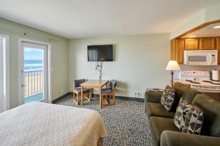 Ground Floor Fireplace Studio - Ocean View & Beach Access - Pool and Hot Tub - 5