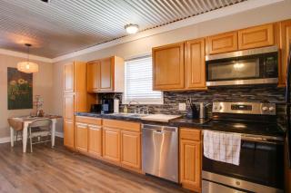 Close to Uptown and Hospital Greenwood Studio - 9