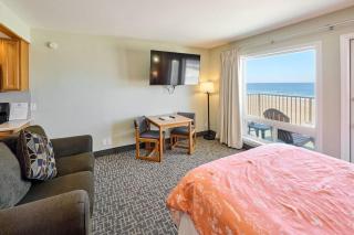 Corner Queen Fireplace Studio - No Stairs - Ocean View - Pool & Hot Tub - 9