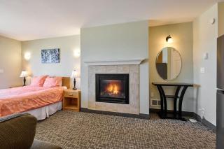 Corner Queen Fireplace Studio - No Stairs - Ocean View - Pool & Hot Tub - 3