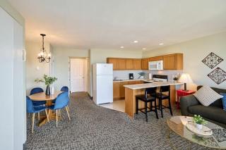 Family Suite - Sleeps Six - Ocean Views & Beach Access - Pool and Hot Tub - Lincoln City - 3