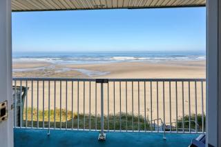 Oceanfront Suite - Beach Access - Heated Pool and Hot Tub - Lincoln City - 8