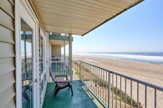 Oceanfront Suite - Sleeps Six - Full Kitchen - Pool and Hot Tub - 7