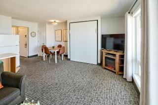 Oceanfront Suite - Sleeps Six - Full Kitchen - Pool and Hot Tub - 2