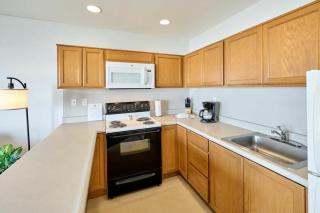 Oceanfront Suite - Sleeps Six - Full Kitchen - Pool and Hot Tub - 2