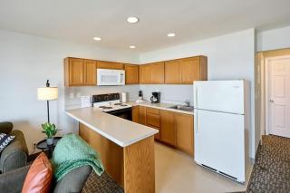 Oceanfront Suite - Sleeps Six - Full Kitchen - Pool and Hot Tub - 9